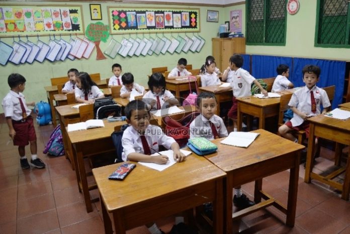 siswa-siswi-kelas-1-sekolah-dasar-mengikuti-pelajaran-di-sekolahnya-_170621145229-593