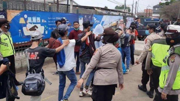 pelajar-bekasi-ikutan-demo-2